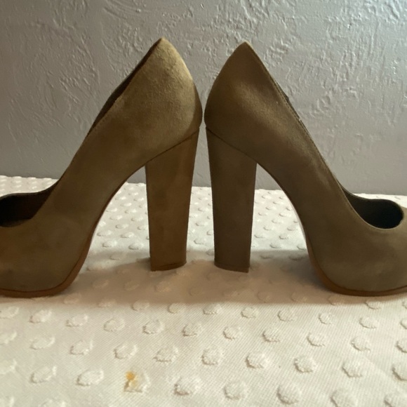STEVE MADDEN Serrina Taupe Suede Pump - Picture 6 of 16
